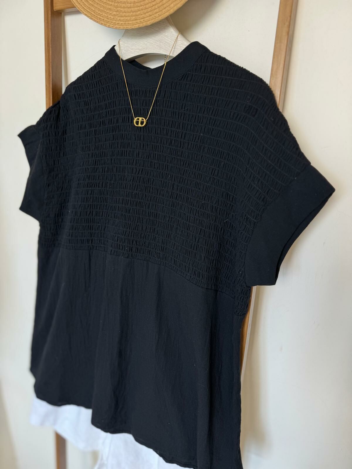 黑色褶皺短袖金色紐扣上衣【日本直送】