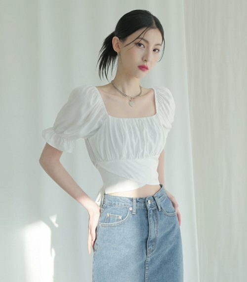 AVANDRESS BACK RIBBON SQUARE Short-sleeve Blouse
