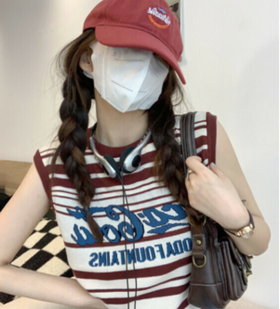Sleeveless letter T-shirt (red one-size-fits-all)