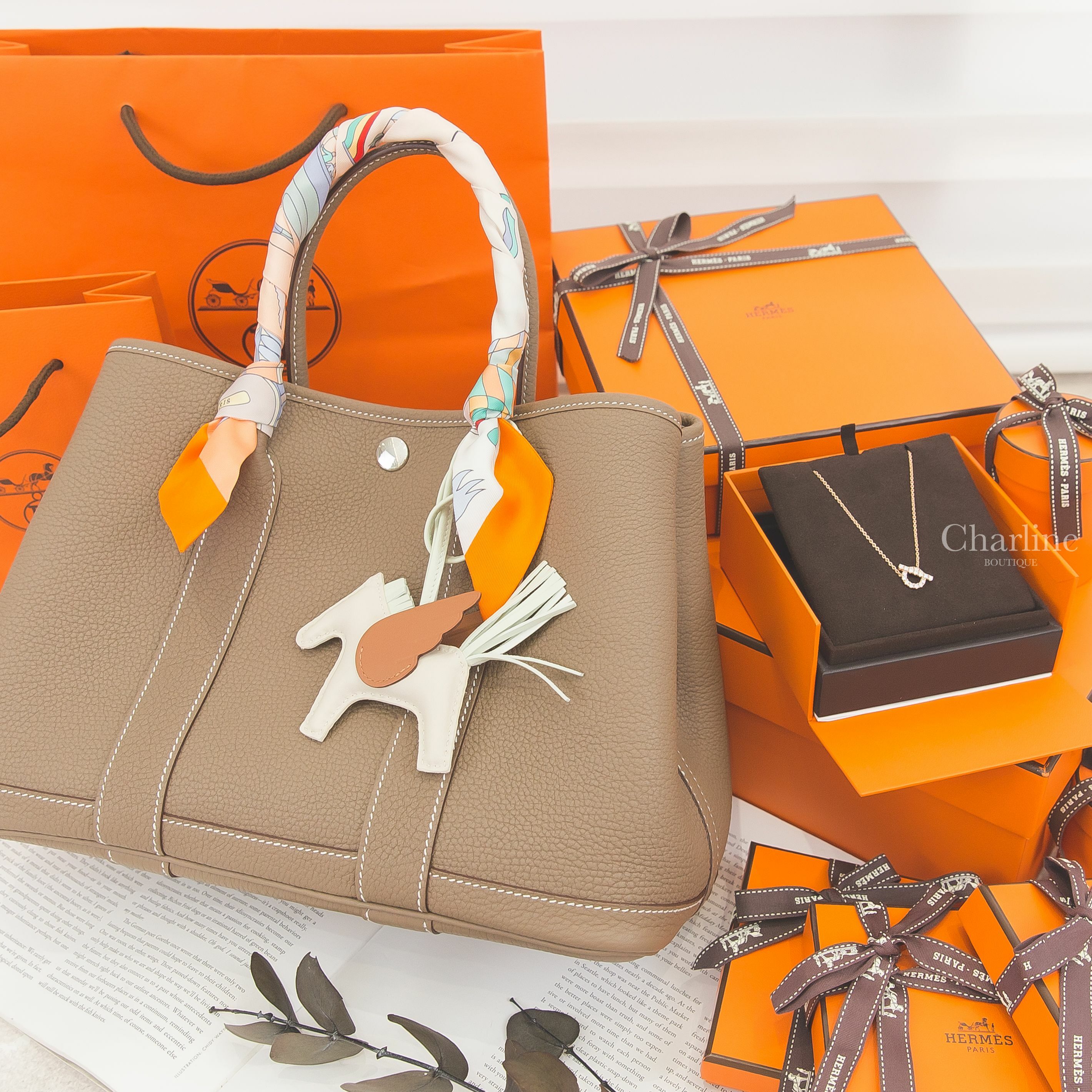 Hermès Finesse Pendant 玫瑰金水鑽Q字項鍊,Hermès Garden Party 30cm 大象灰,Hermès Rodeo PM Pegase 奶昔白/氣泡綠/焦糖色小飛馬吊飾-Charline Boutique精品代購