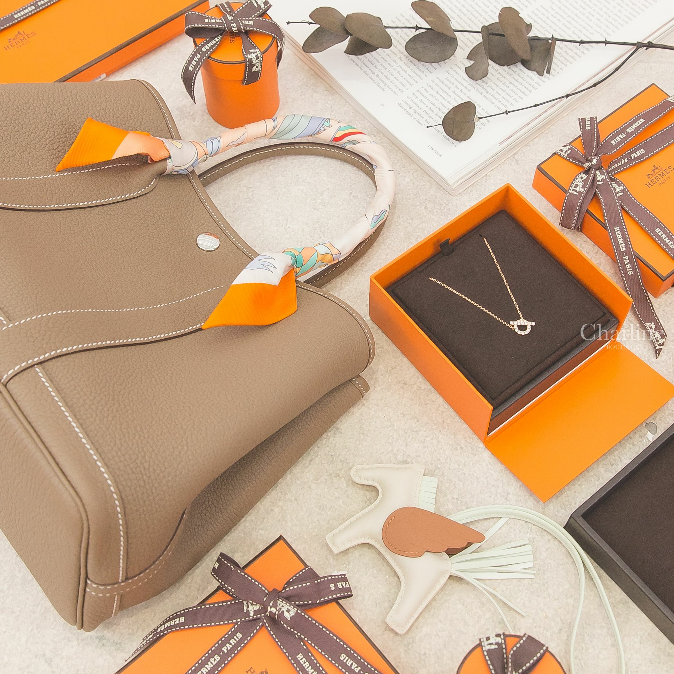 Hermès Finesse Pendant 玫瑰金水鑽Q字項鍊,Hermès Garden Party 30cm 大象灰,Hermès Rodeo PM Pegase 奶昔白/氣泡綠/焦糖色小飛馬吊飾-Charline Boutique精品代購
