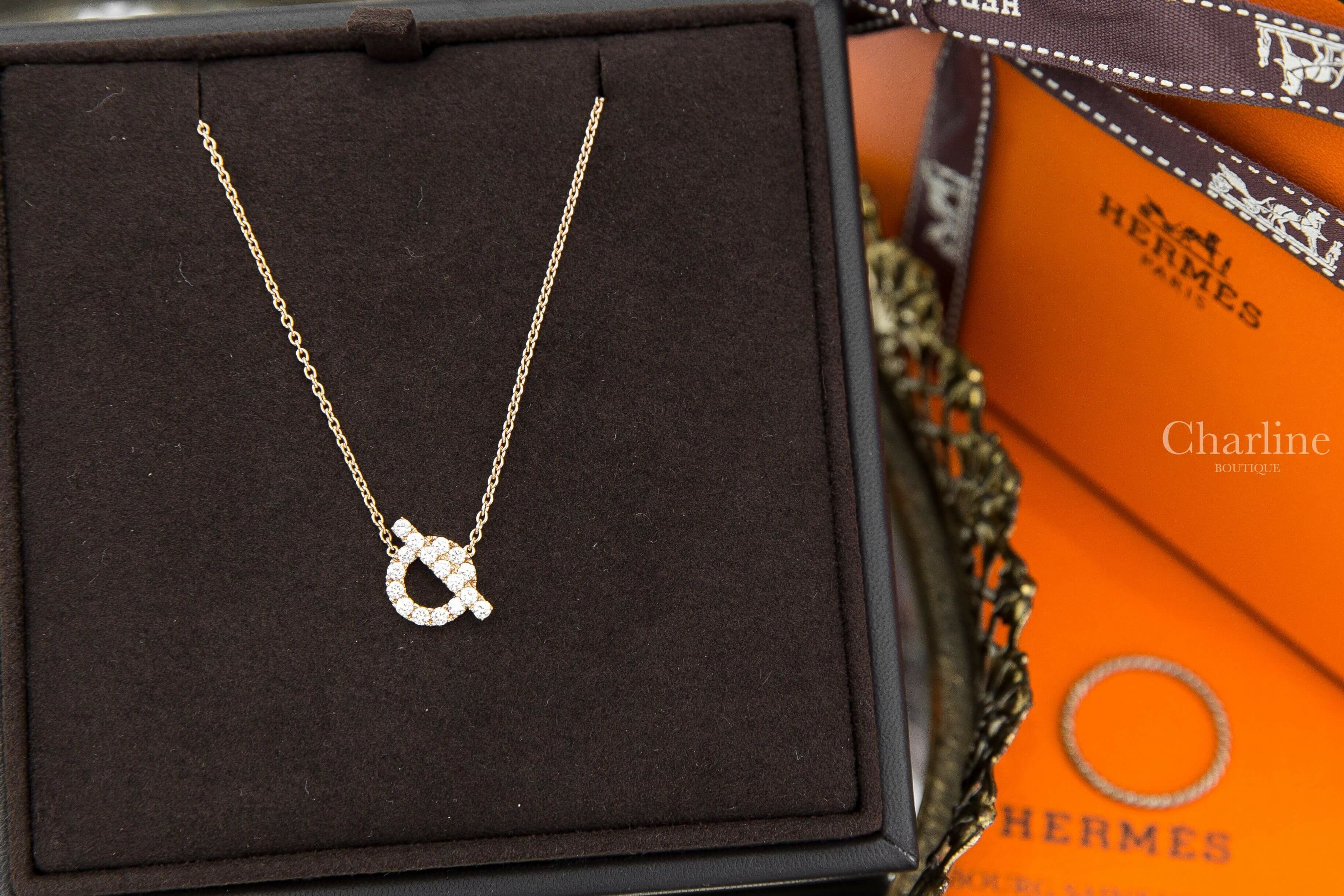 Hermès Finesse Pendant 玫瑰金水鑽Q字墜飾項鍊-Charline Boutique精品代購