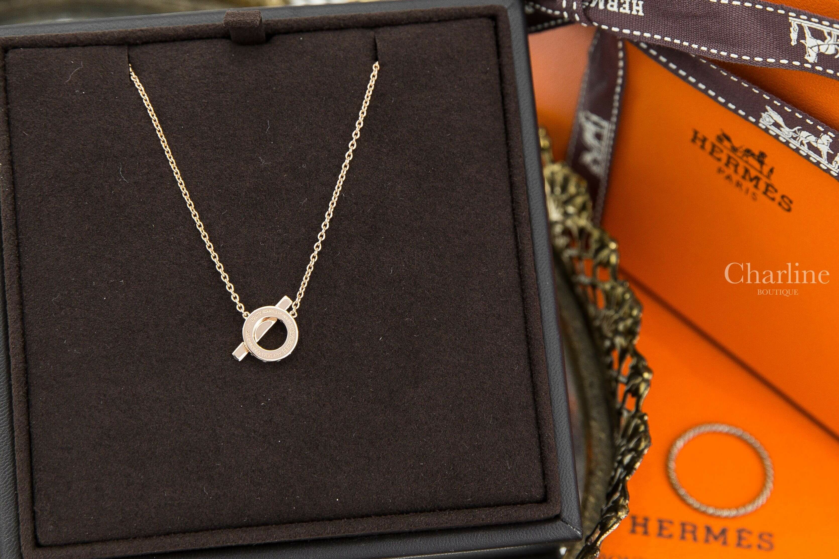 Hermès Finesse Pendant 玫瑰金水鑽Q字墜飾項鍊-Charline Boutique精品代購