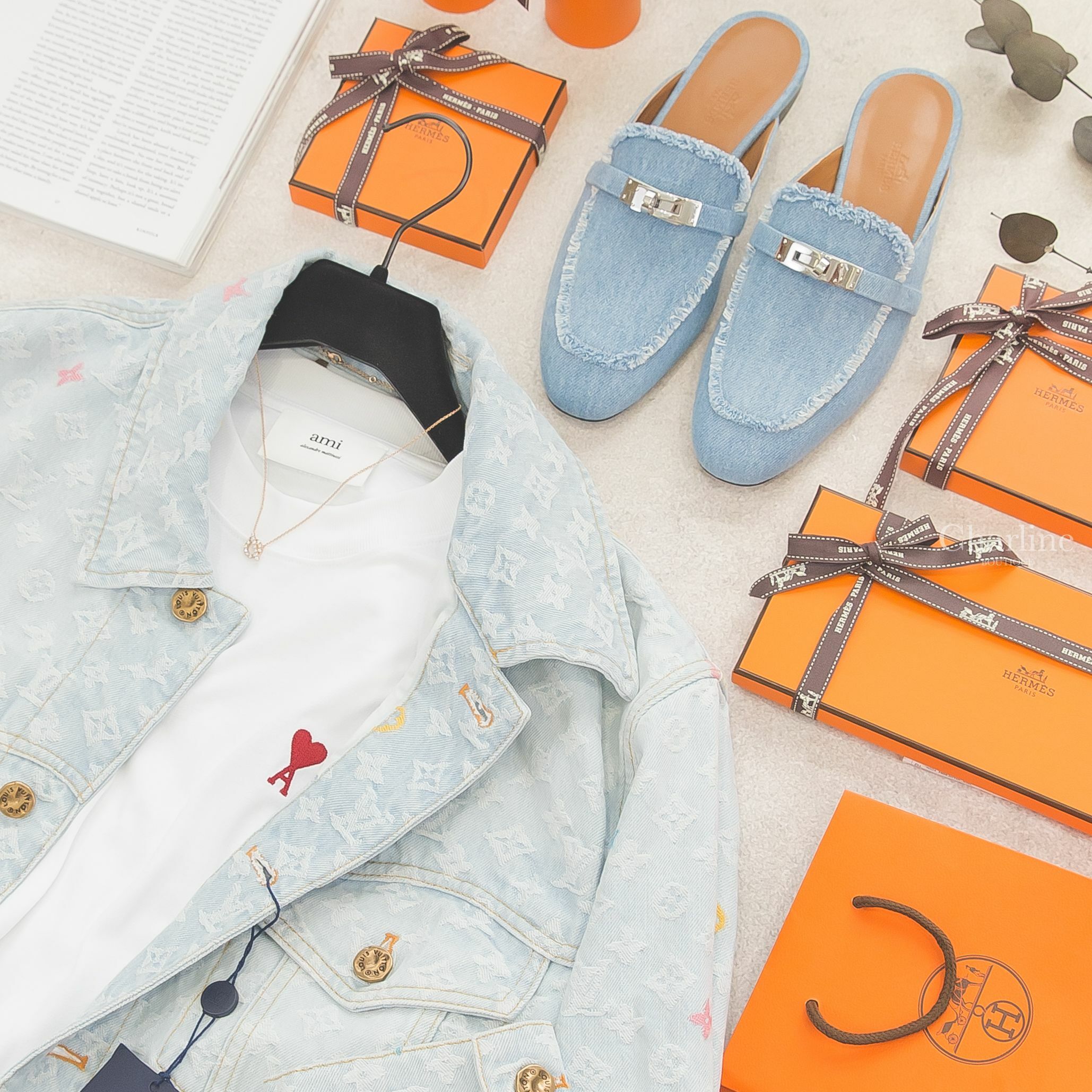 Hermès Oz 淺藍色銀釦丹寧布穆勒鞋,Louis Vuitton 靛藍色刺繡彩色老花水洗丹寧長袖外套,Hermès Finesse Pendant 玫瑰金水鑽Q字墜飾項鍊-Charline Boutique精品代購