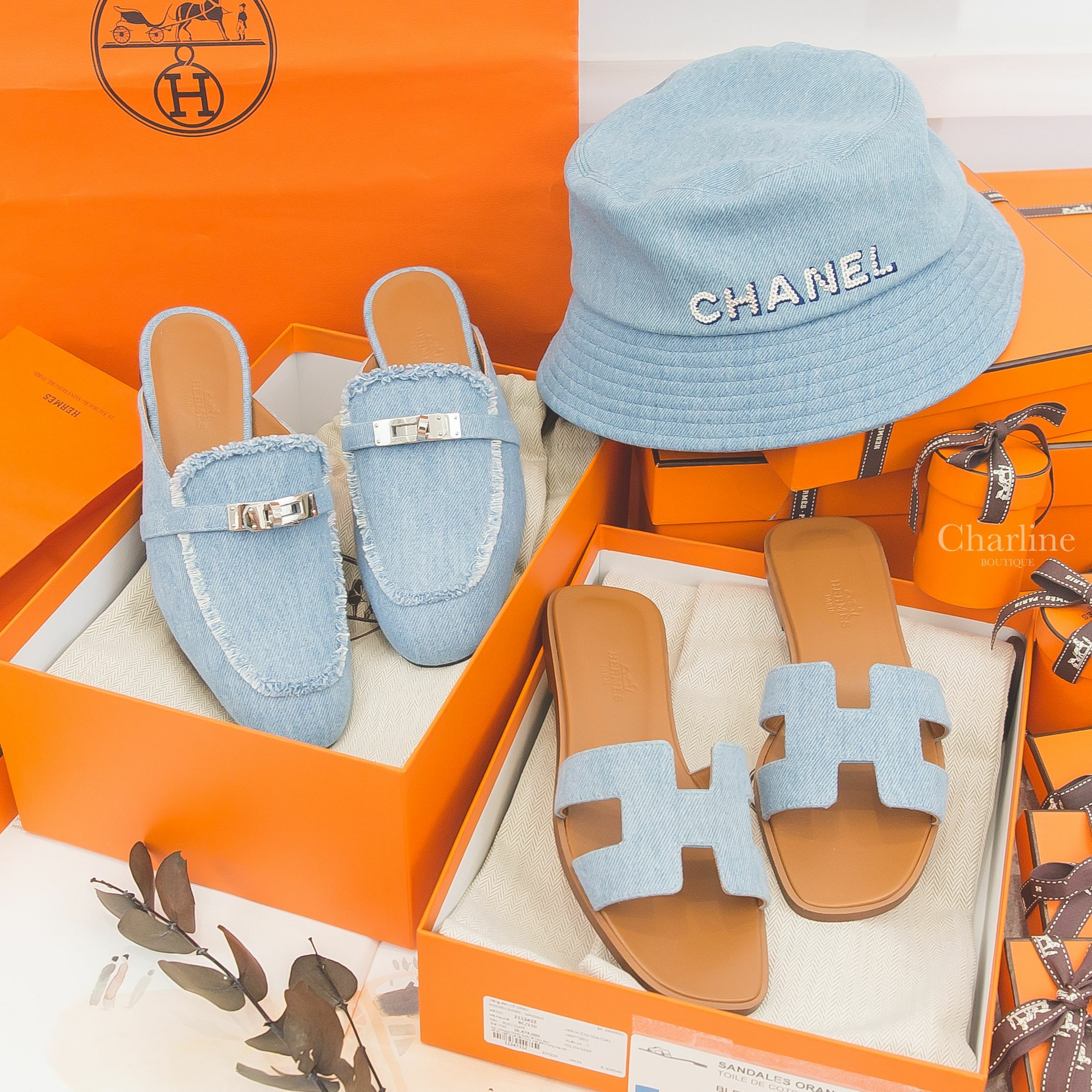 Hermès Oz Mule 淺藍色銀釦不修邊丹寧布穆勒鞋,Hermès Oran Sandal 淺藍色牛仔H焦糖色小牛皮平底拖鞋,Chanel 丹寧藍銀色亮片CC棉質漁夫帽-Charline Boutique 精品代購