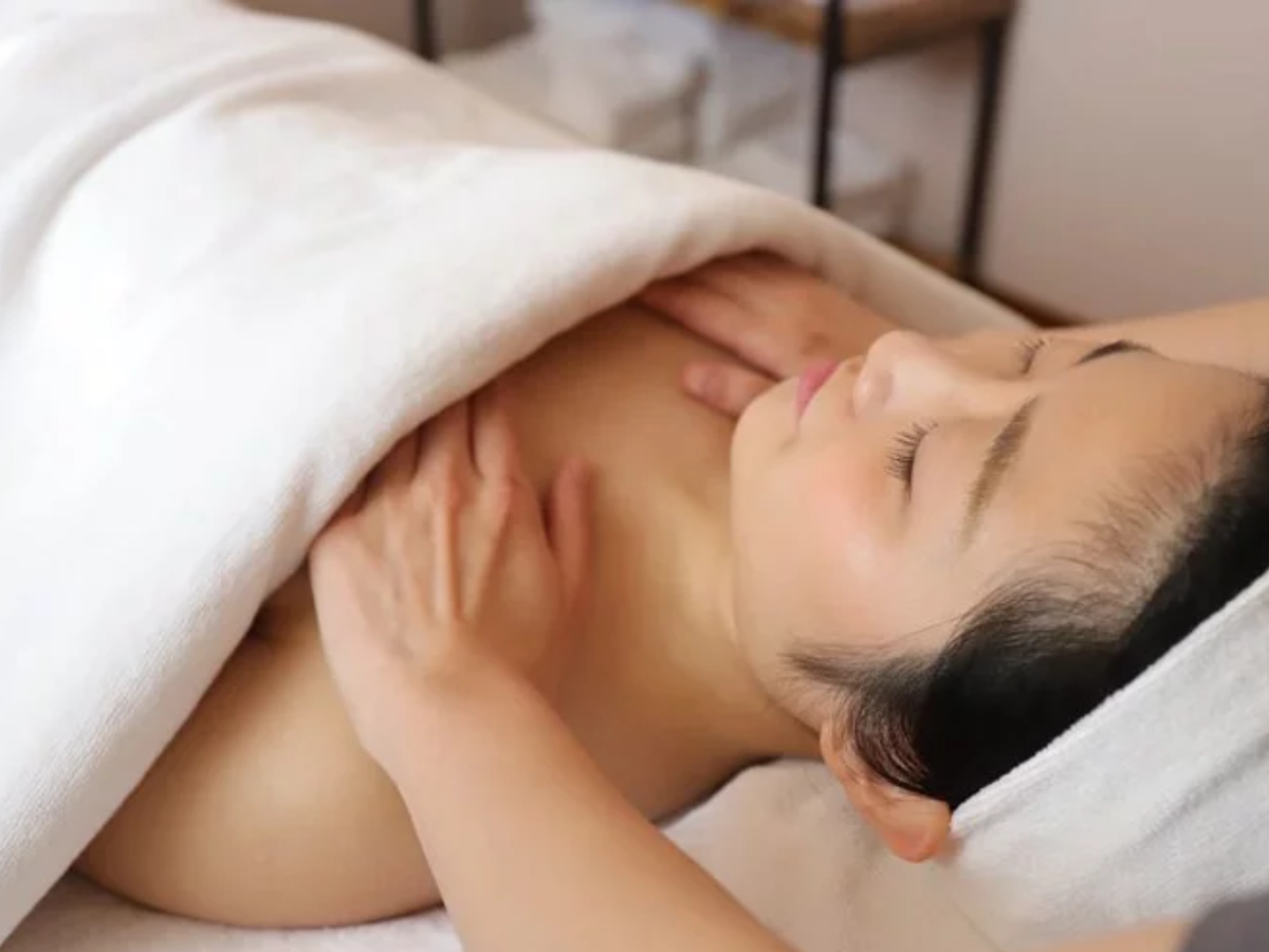 別讓吸引男人的胸器,成為犧牲健康的凶器,Doll SPA『普拉提胸部保養課程』,利用精油通筋活絡,仔細柔推每條奶水公路,使呼吸更順暢,以獨特按摩技巧讓每個女人都可以輕鬆擁有團結澎彈又健康的第二張臉,更是哺乳媽媽的必備課程唷。