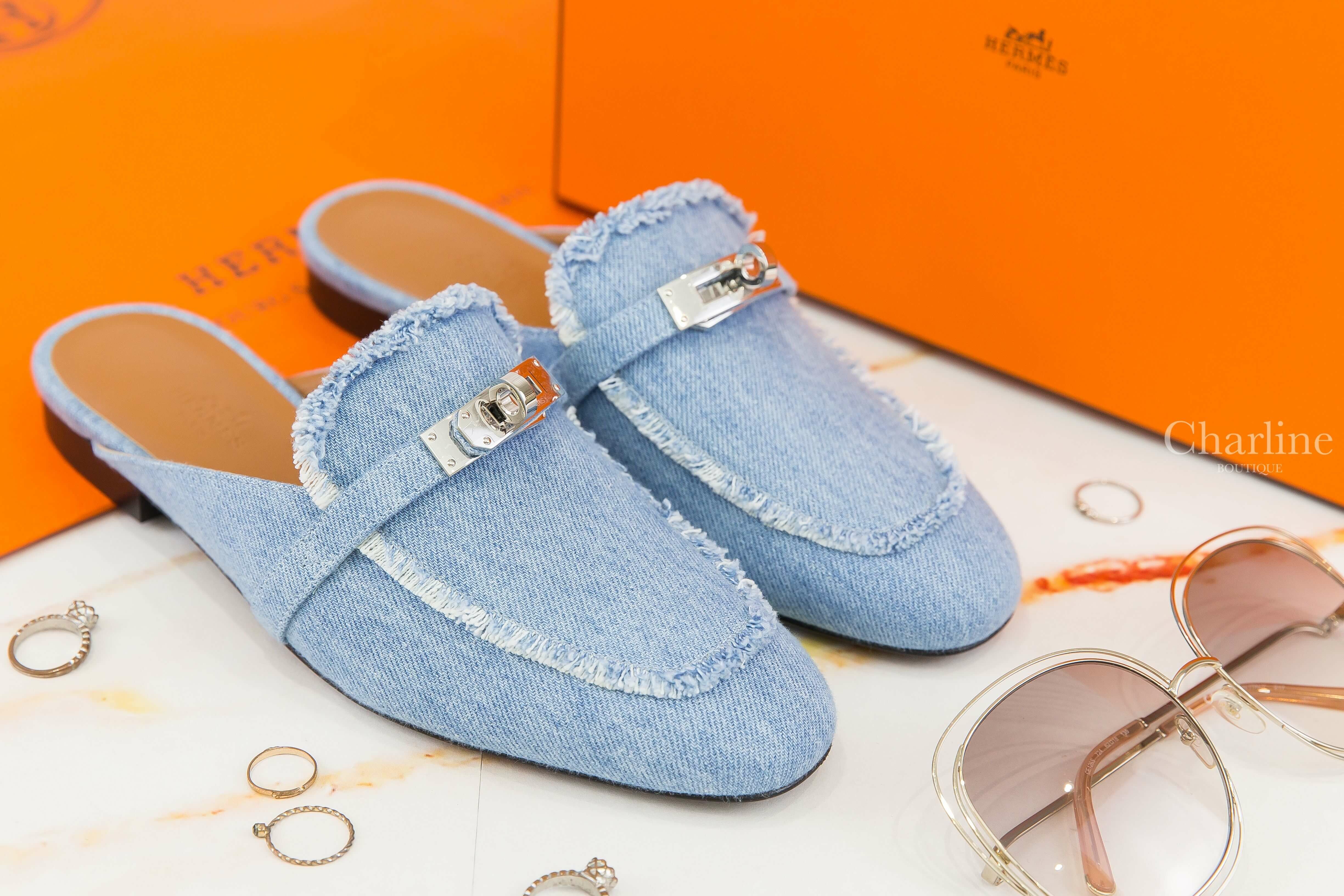 Hermès Oz Mule 淺藍色銀釦不修邊丹寧布平底穆勒鞋