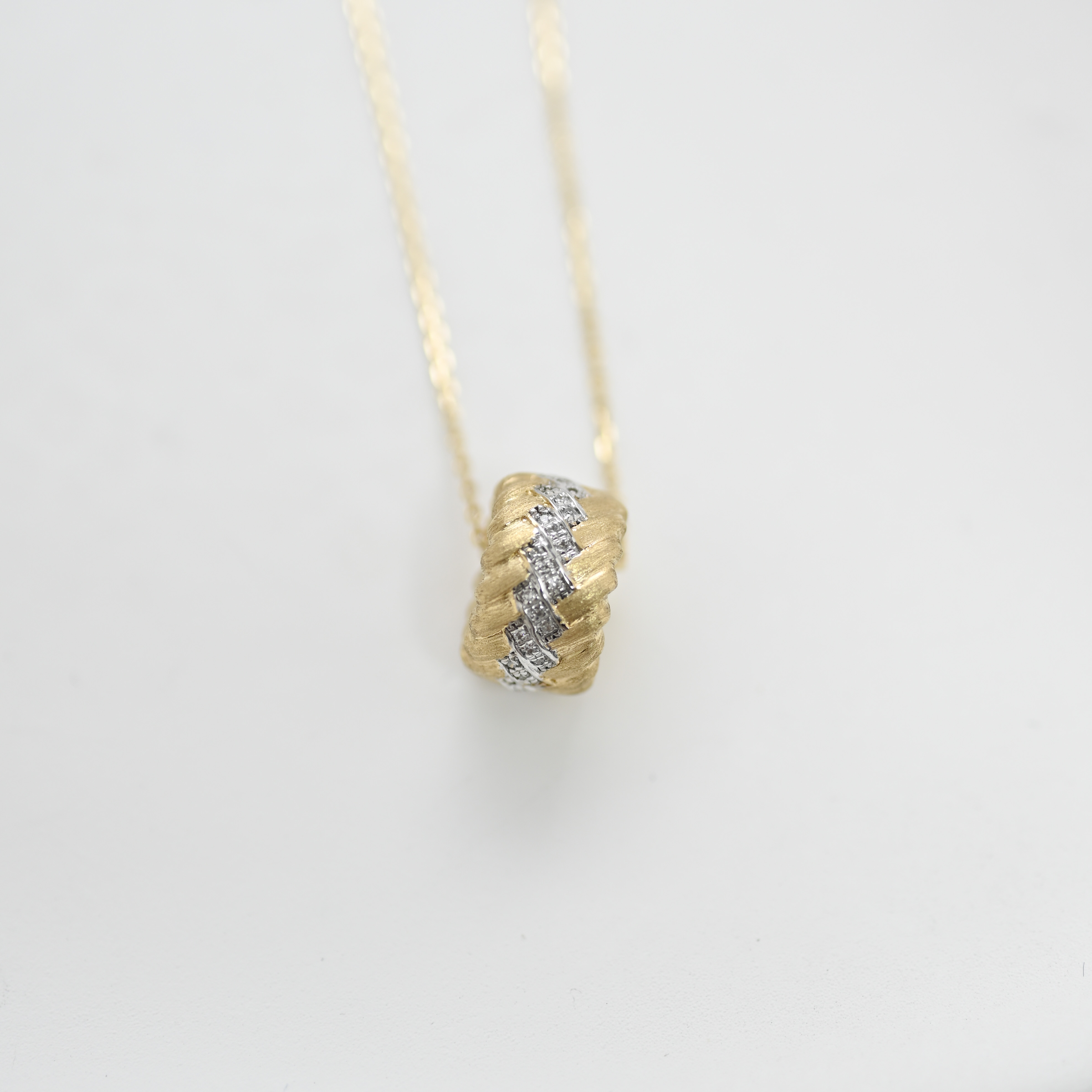 18K Cepillado Yellow Gold Diamond Necklace
