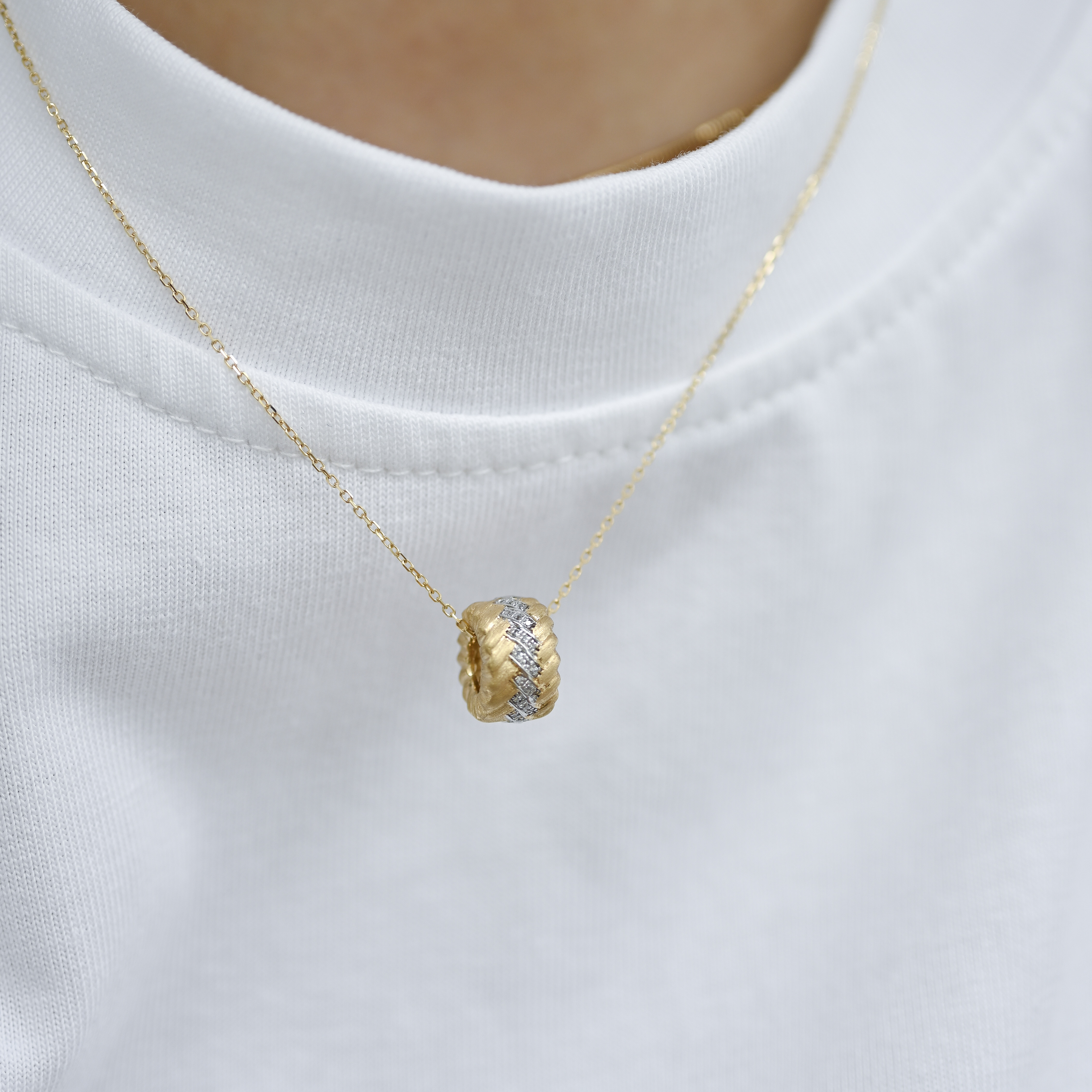 18K Cepillado Yellow Gold Diamond Necklace