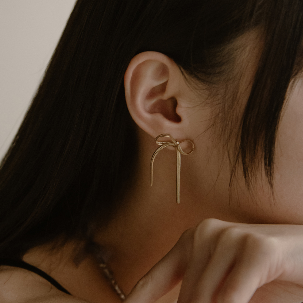 [leeENoir] 韓国アクセ☆Twisted Ribbon Earring_全2色 QUEENSHOP Short Streamer Ribbon Ribbon Pin Earrings Two