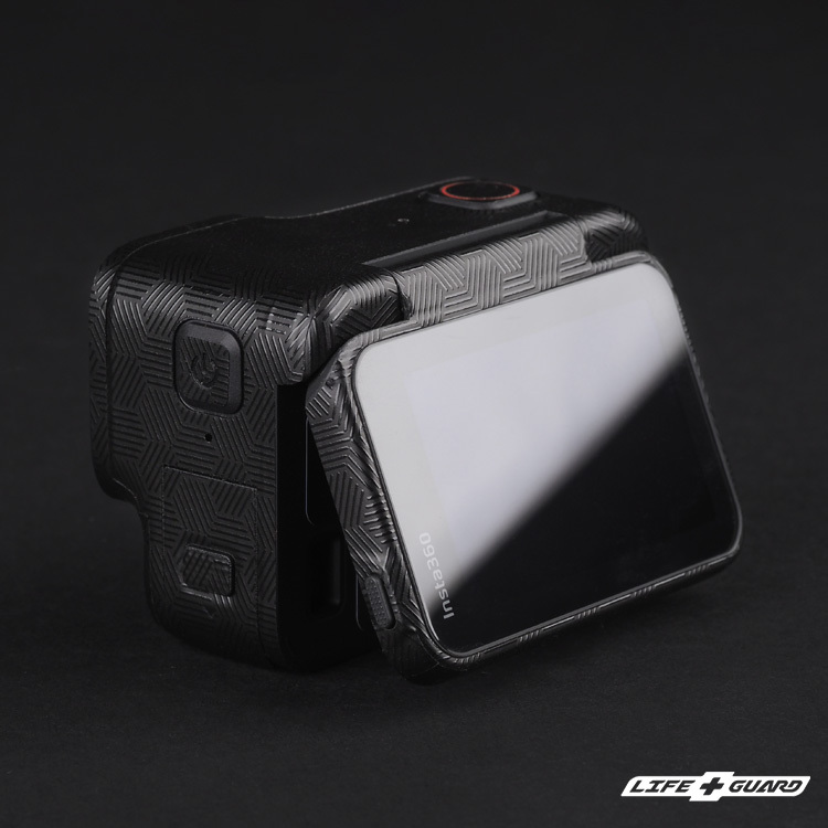 Insta360 Ace Pro 貼膜質感特寫，LIFE+GUARD 設計風格