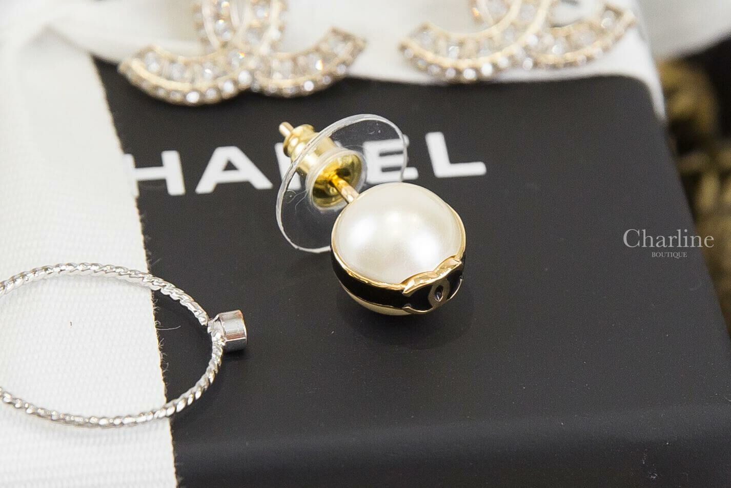 Chanel Stud Earrings 黑色線條金CC珍珠耳環