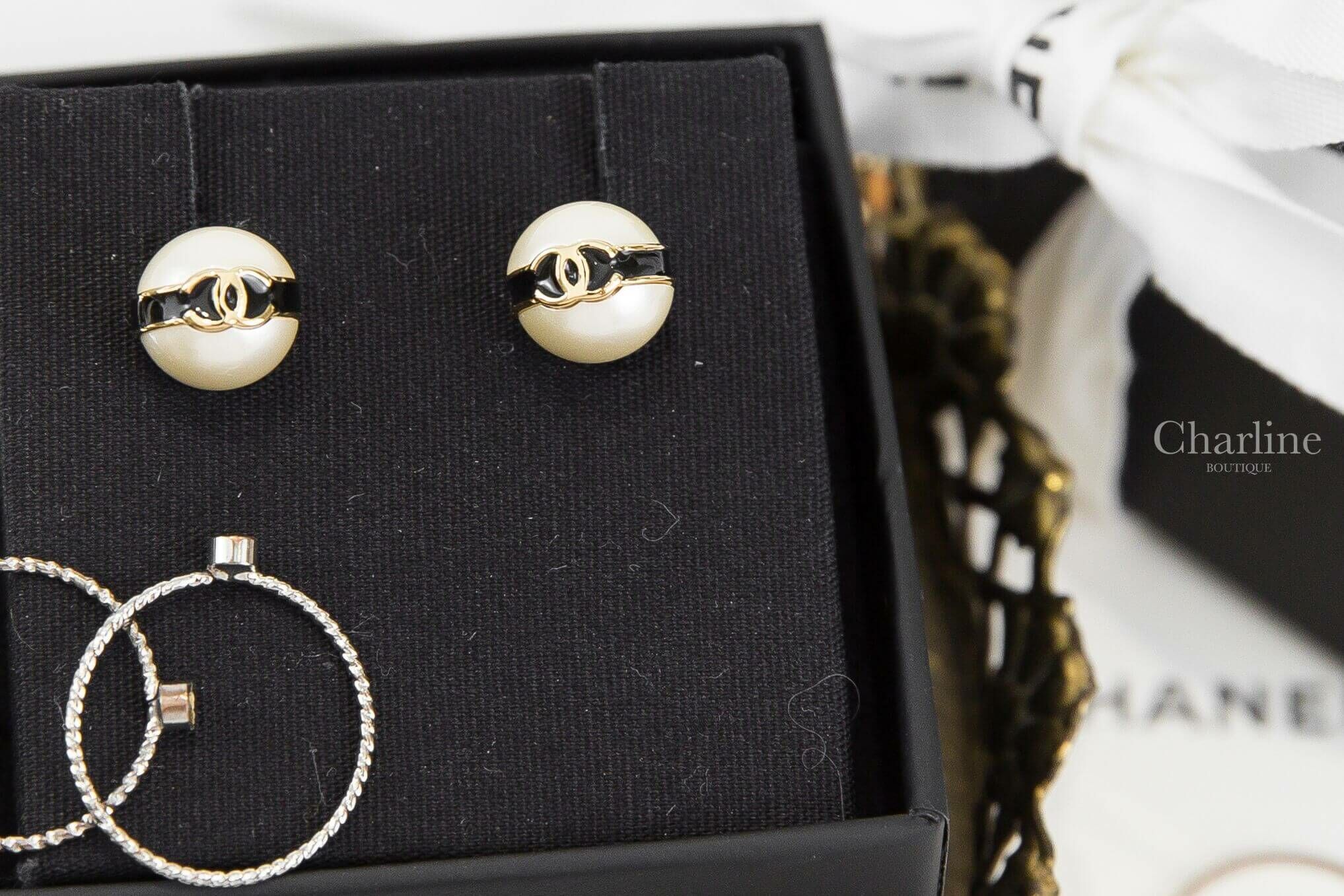 Chanel Stud Earrings 黑色線條金CC珍珠耳環-Charline Boutique 精品代購