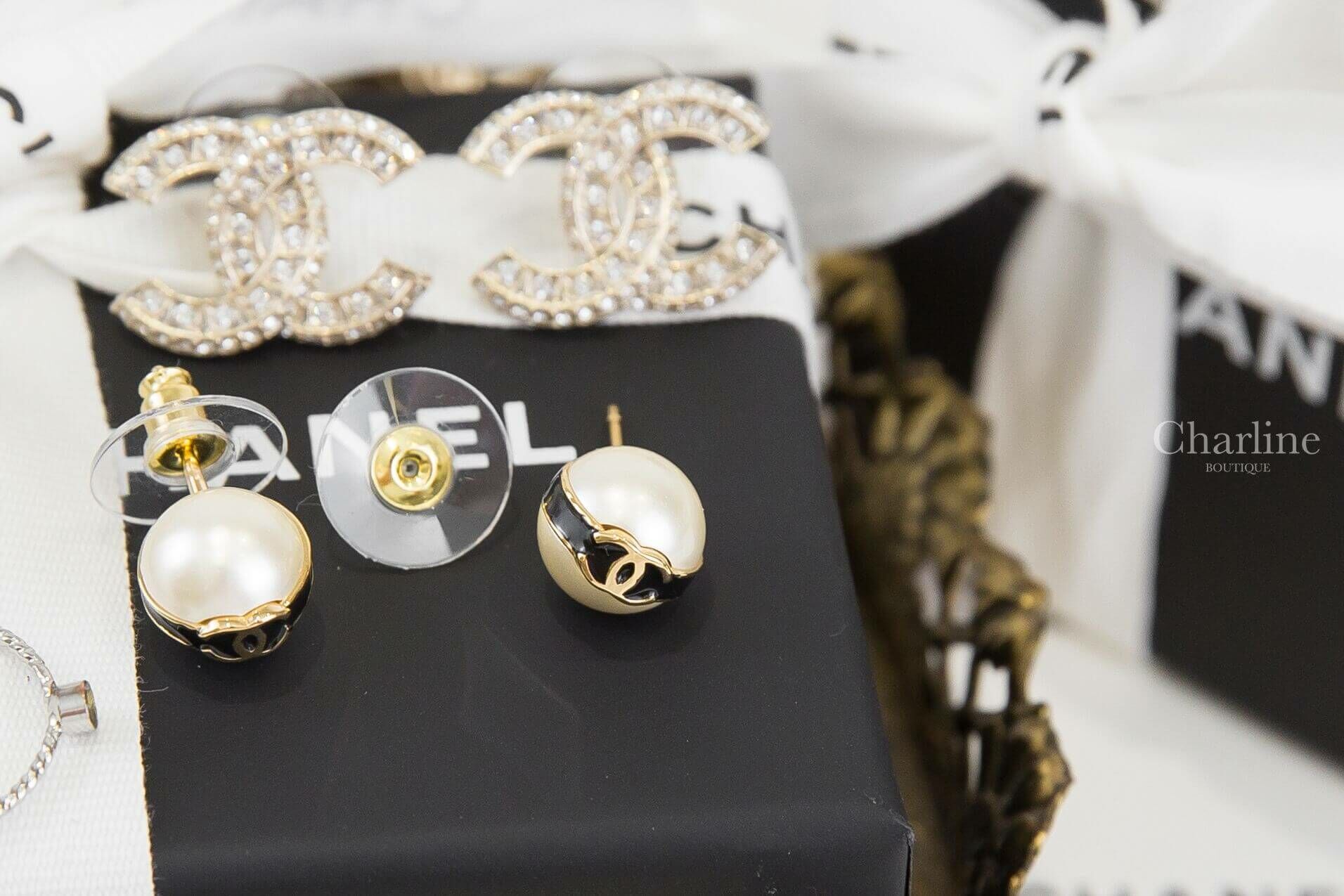 Chanel Stud Earrings 黑色線條金CC珍珠耳環-Charline Boutique 精品代購