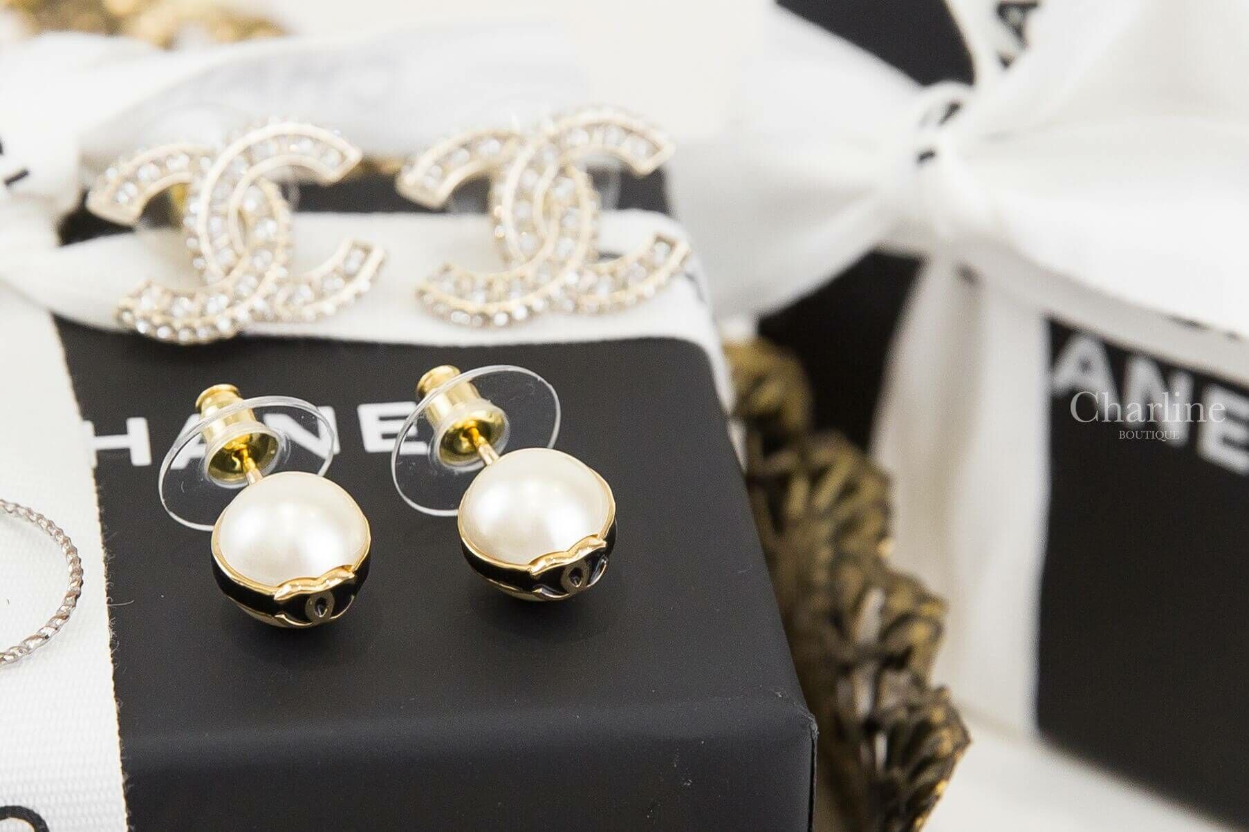 Chanel Stud Earrings 黑色線條金CC珍珠耳環-Charline Boutique 精品代購