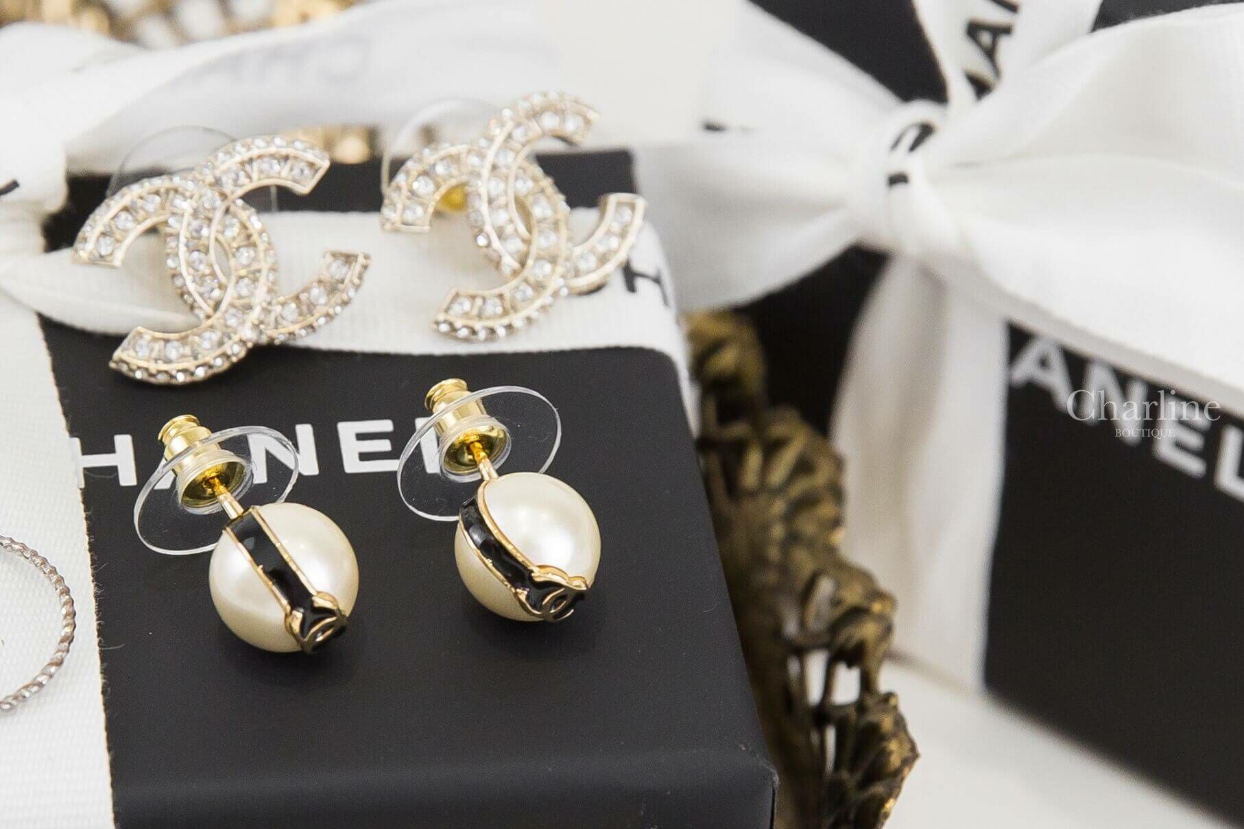 Chanel Stud Earrings 黑色線條金CC珍珠耳環-Charline Boutique 精品代購