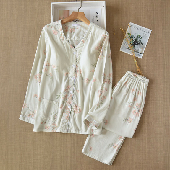 Pajama set with chest pad long sleeves and pants (light green plum blossom) [M-XL size] [Contact customer service to confirm the shipping size after placing an order]