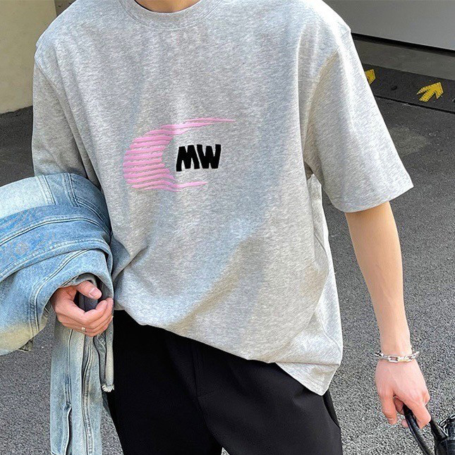 男模穿著#98986 韓國賽車風植絨短T淺灰色半身照