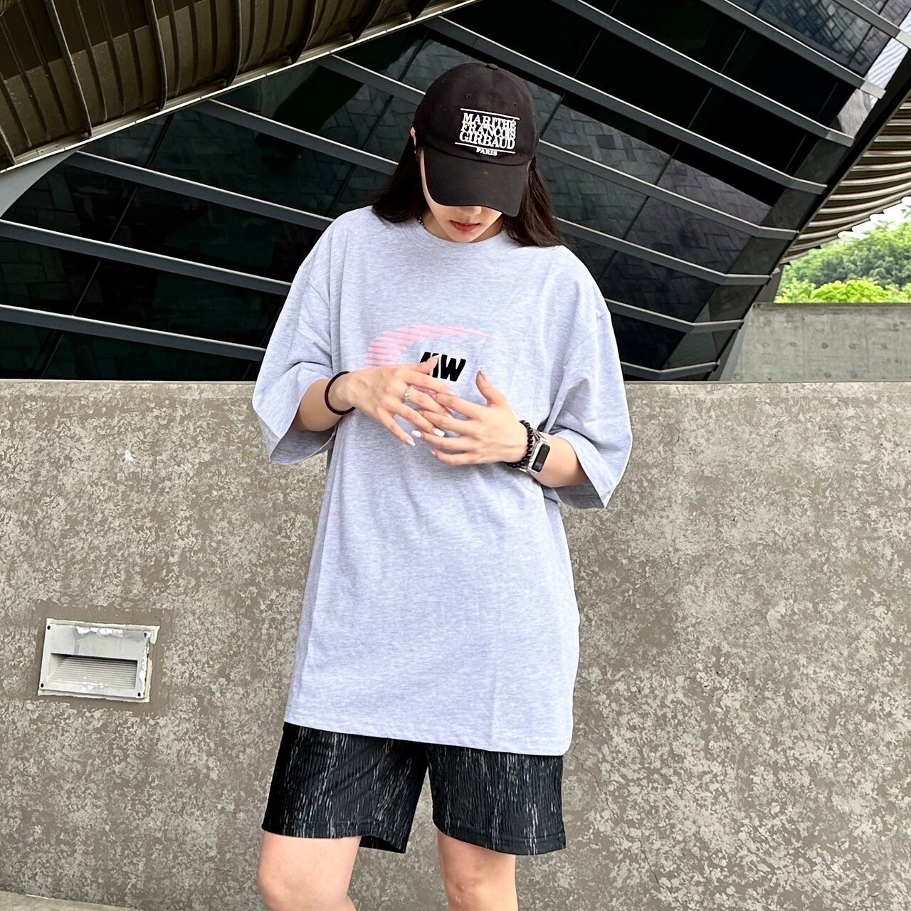 女模穿著#98986 韓國賽車風植絨短T淺灰色正面照