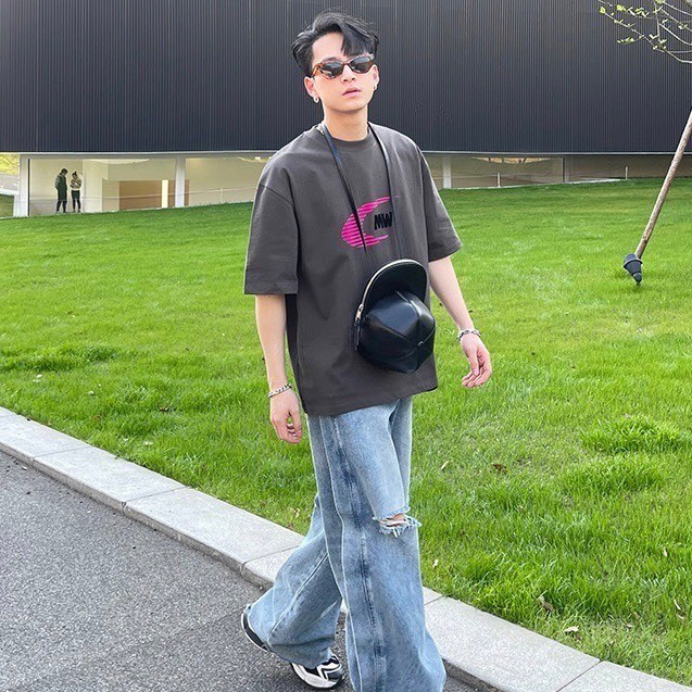 男模穿著#98986 韓國賽車風植絨短T深灰色穿搭照