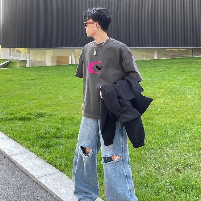男模穿著#98986 韓國賽車風植絨短T深灰色全身照
