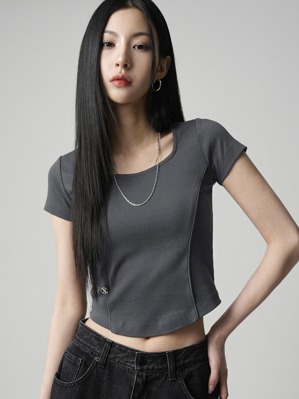 <預購> 韓國AVANDRESS Pentagonal Line 魚骨線條修身短版Ｔ
