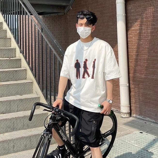 男模穿著#98985 韓國漸層人型印花短T白色穿搭照