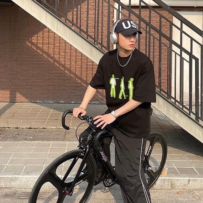 男模穿著#98985 韓國漸層人型印花短T黑色穿搭照