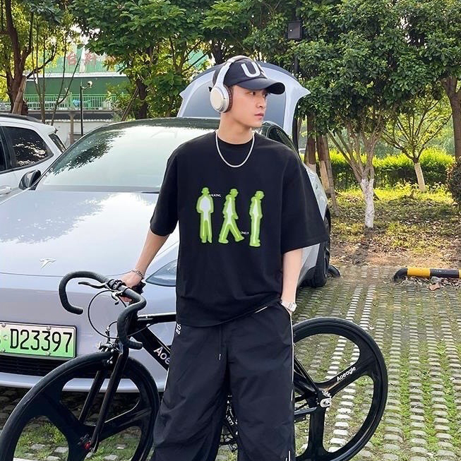 男模穿著#98985 韓國漸層人型印花短T黑色正面照