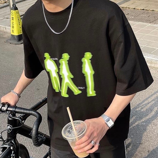 男模穿著#98985 韓國漸層人型印花短T黑色半身照