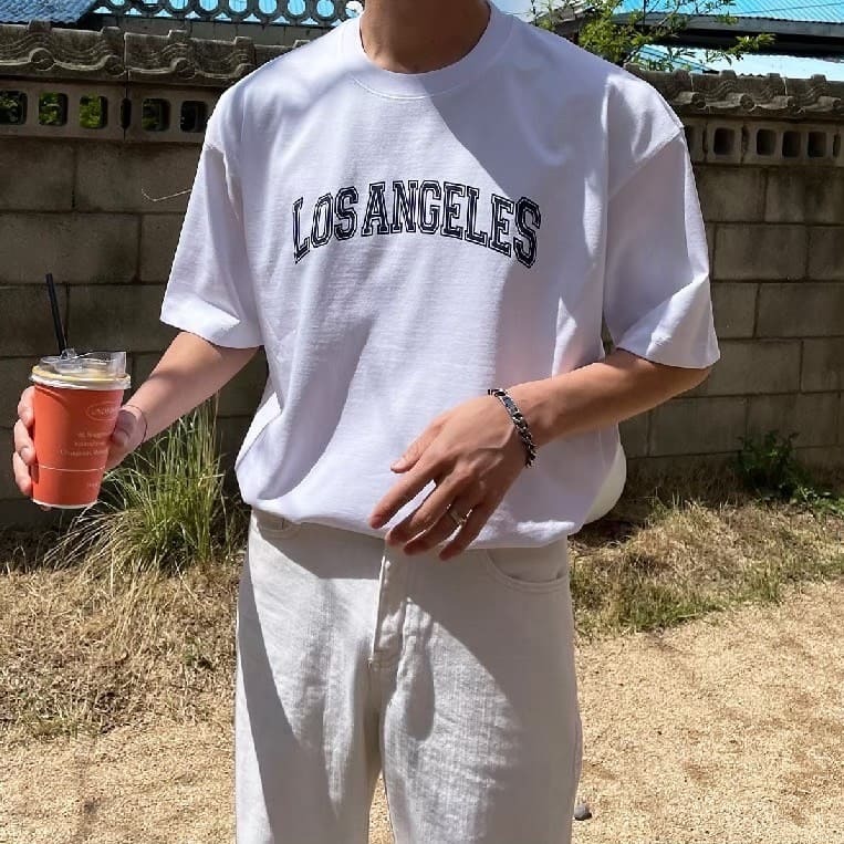 男模著LA 印花短T白L細節