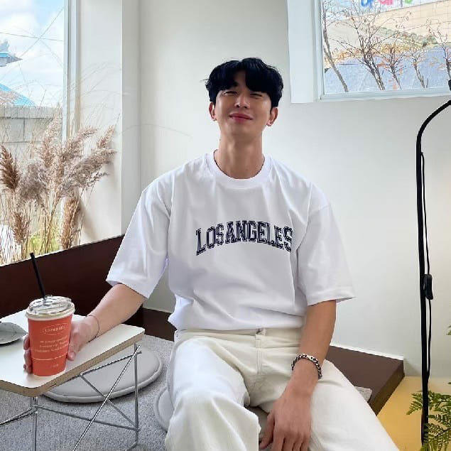 男模著LA 印花短T白L