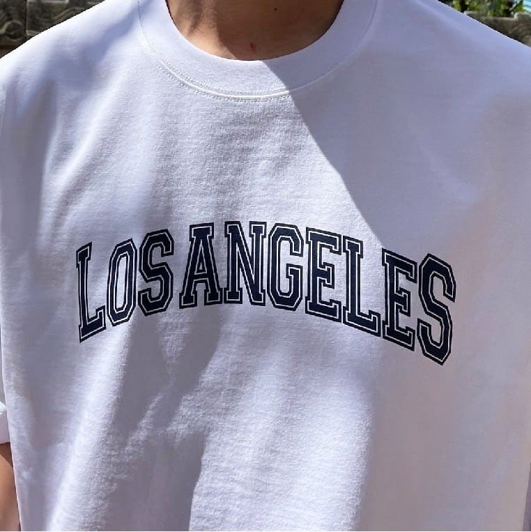 男模著Los Angeles LA 印花短T白L近照