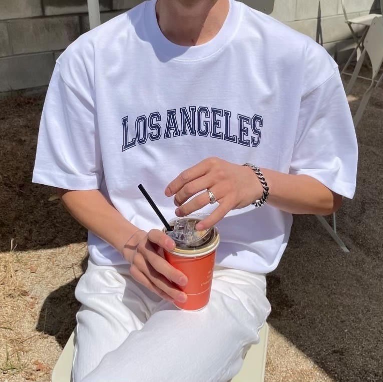 男模著Los Angeles LA 印花短T白L細節