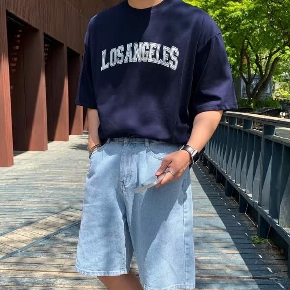 男模著LA 印花短T深藍L細節