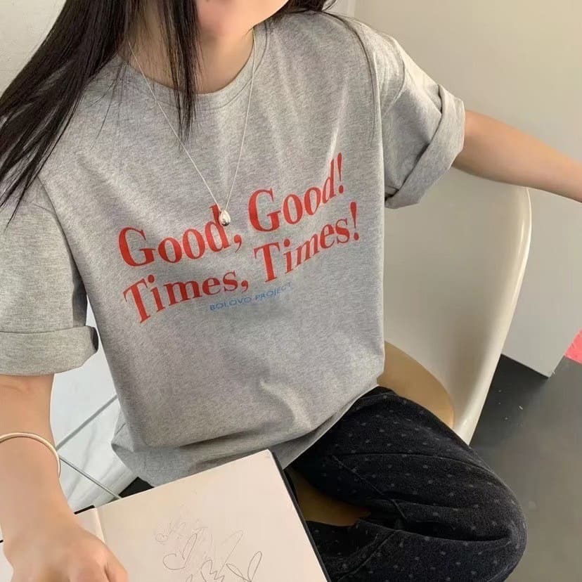 女模著韓系Good Times 印花短T麻灰M細節照