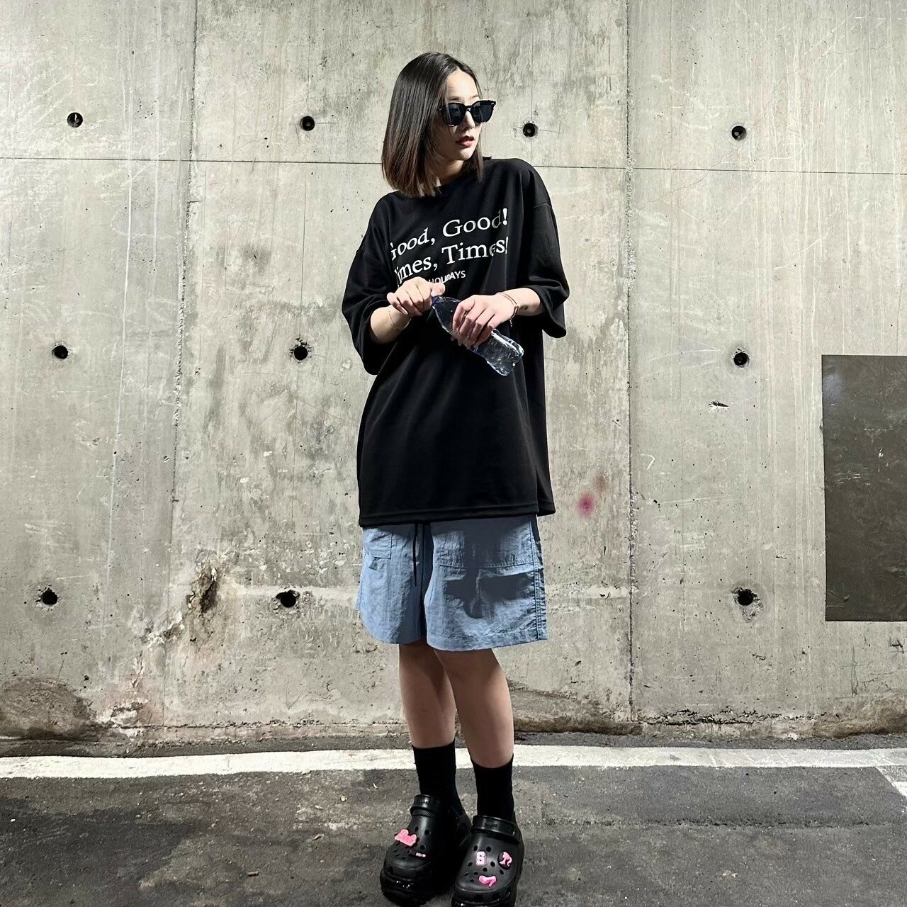 女模著韓系Good Times 印花短T黑M穿搭