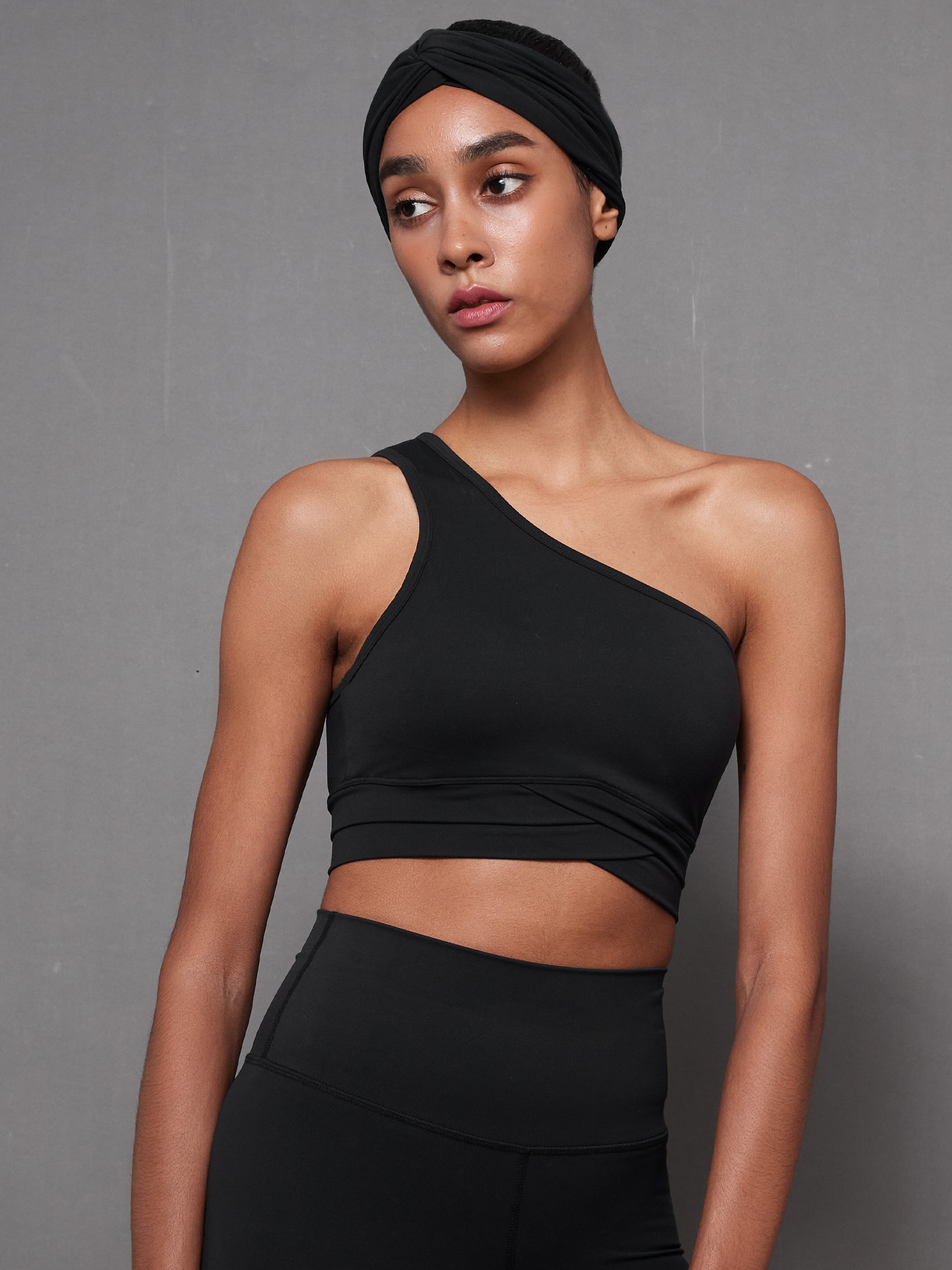 Soft．VIVE LA VIE 單肩設計運動內衣 -  午夜黑