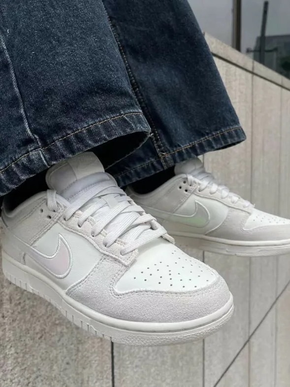 NIKE DUNK LOW "IRIDESCENT SWOOSH"  雷射 米灰 女鞋 （HF5074-133）