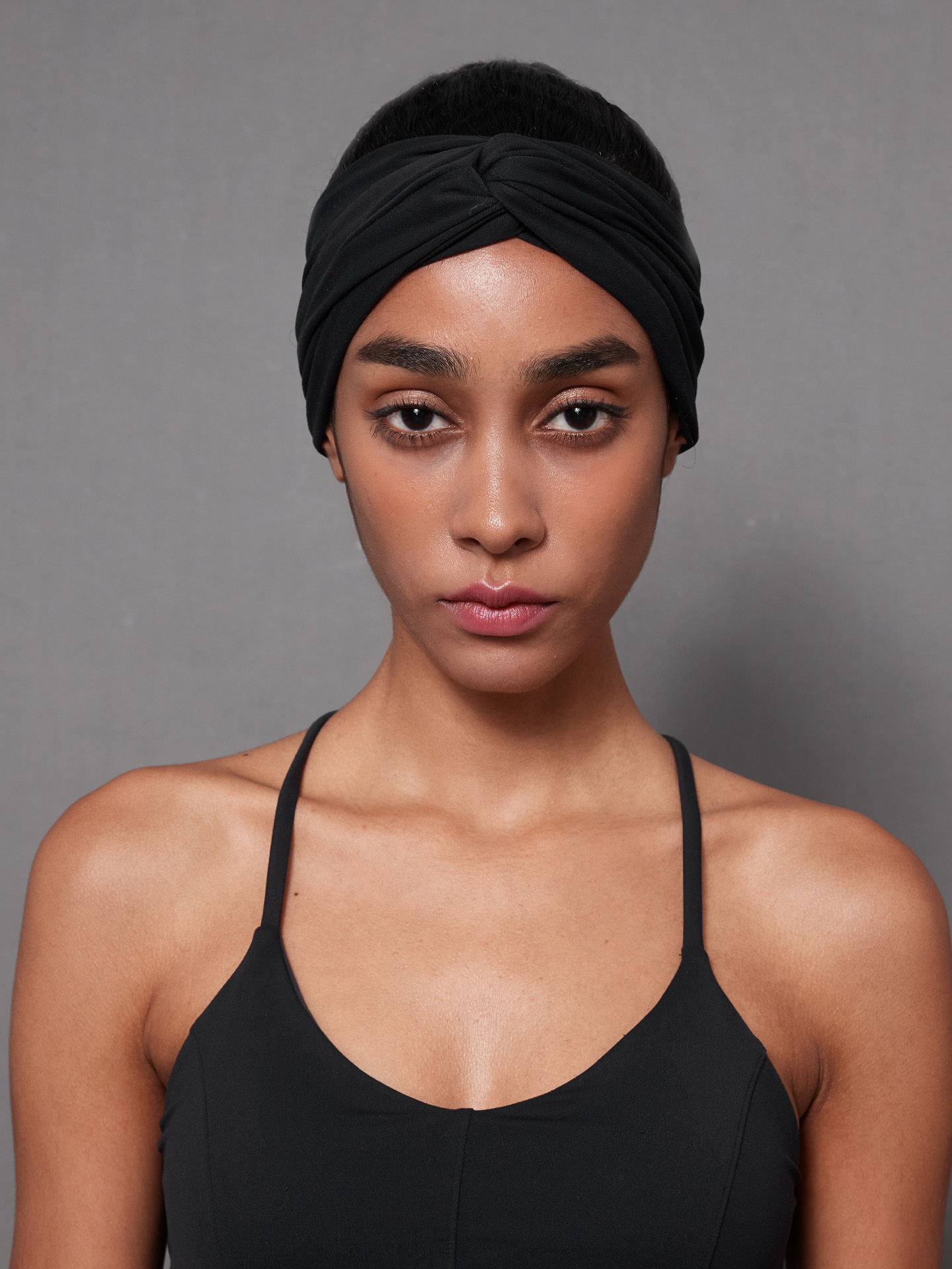 Urban Chic 小臉蛋扭結彈力運動髮帶 - 午夜黑