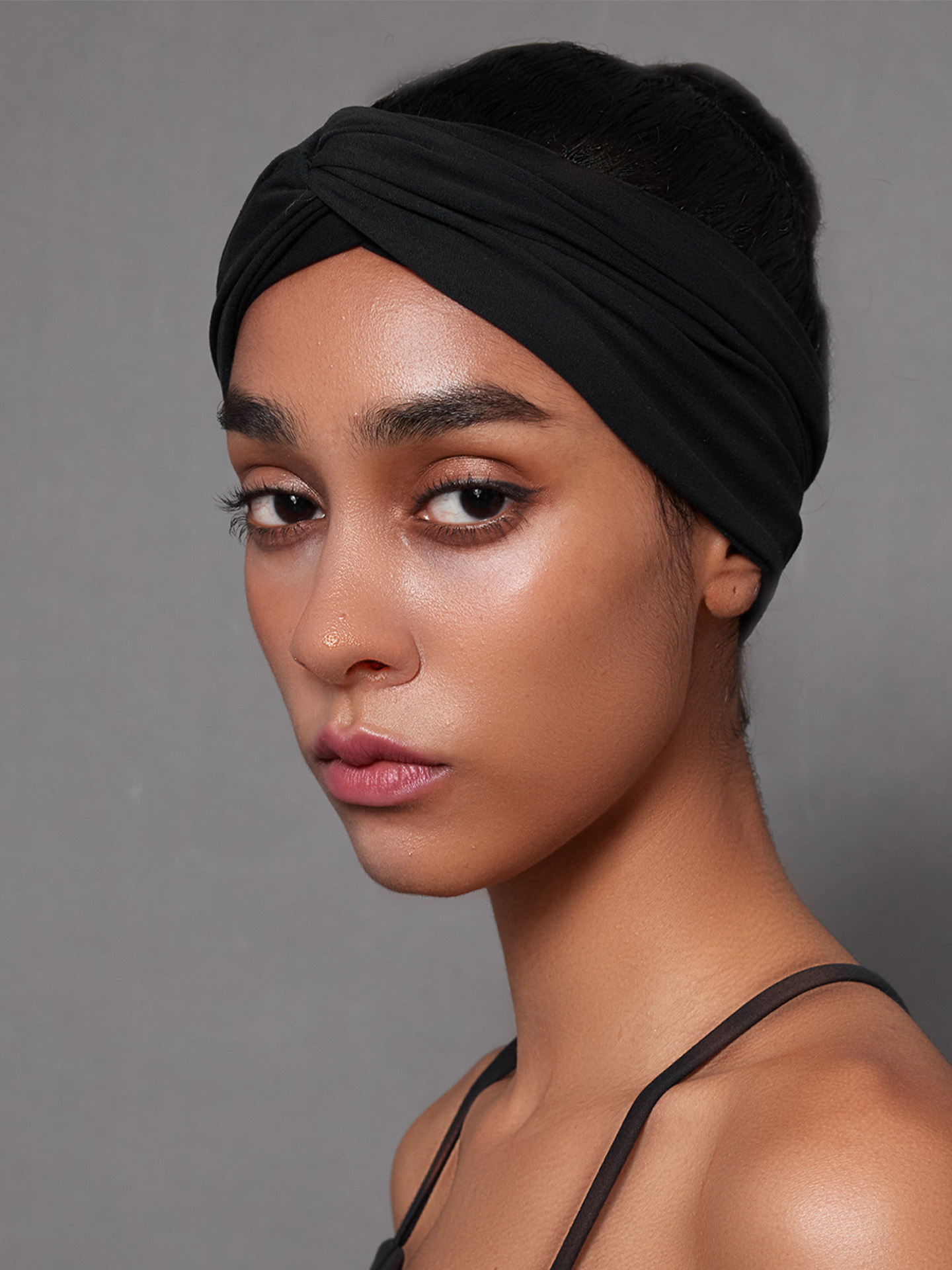 Urban Chic 小臉蛋扭結彈力運動髮帶 - 午夜黑