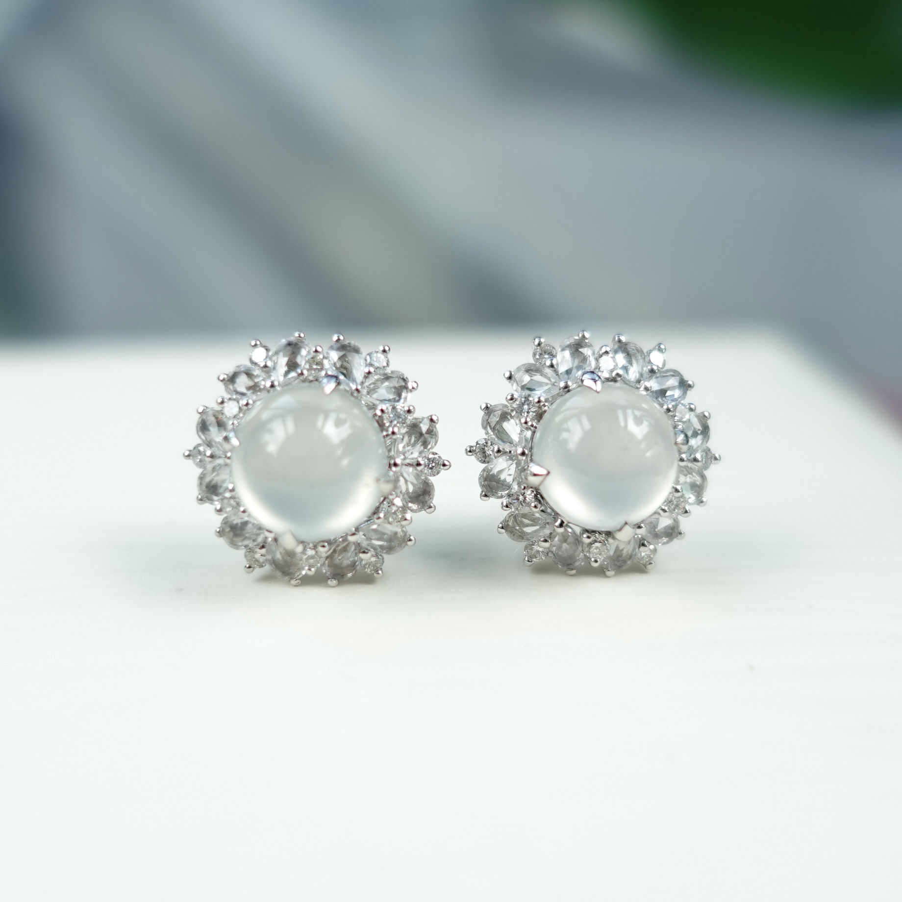 18K金天然玻璃種翡翠白藍寶鑽石耳釘 - 蛋面