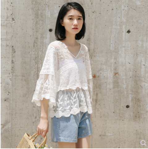 Embroidered lace blouse with loose bell sleeves (off-white) (one size) 