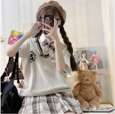 V-Neck Bear Embroidered Vest Women's Vest (Apricot) (Size: S-XL) (Contact customer service to confirm the shipping size after placing an order)