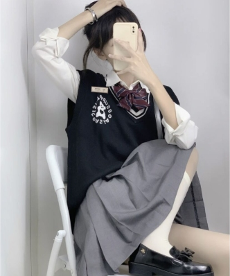 V-Neck Bear Embroidered Vest Women's Vest (Black) (Size: S-XL) (Contact Customer Service to Confirm Shipping Size after placing an order)