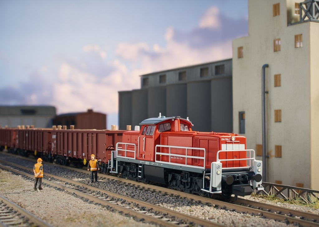 Minitrix 16298 N scale Class 294 Diesel Locomotive (Remotored)