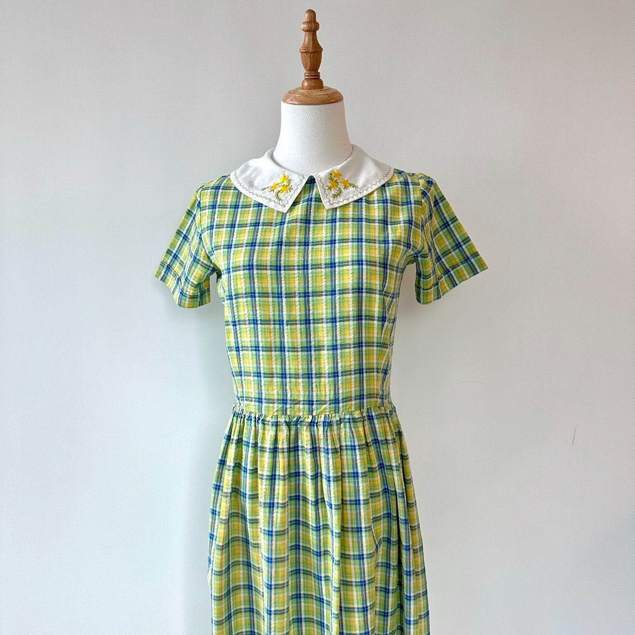 青檸梳打色調格紋配刺繡領口連身裙