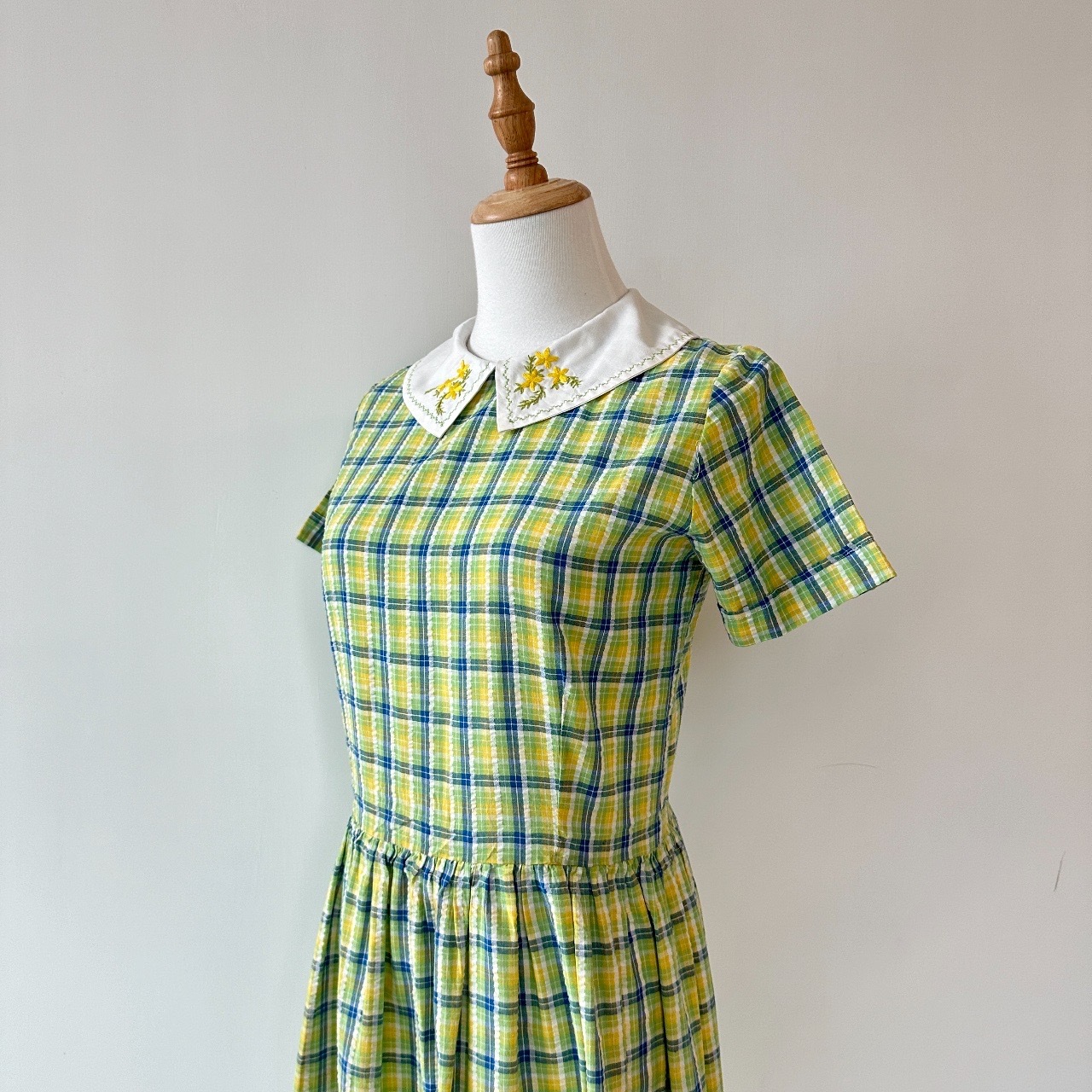 青檸梳打色調格紋配刺繡領口連身裙