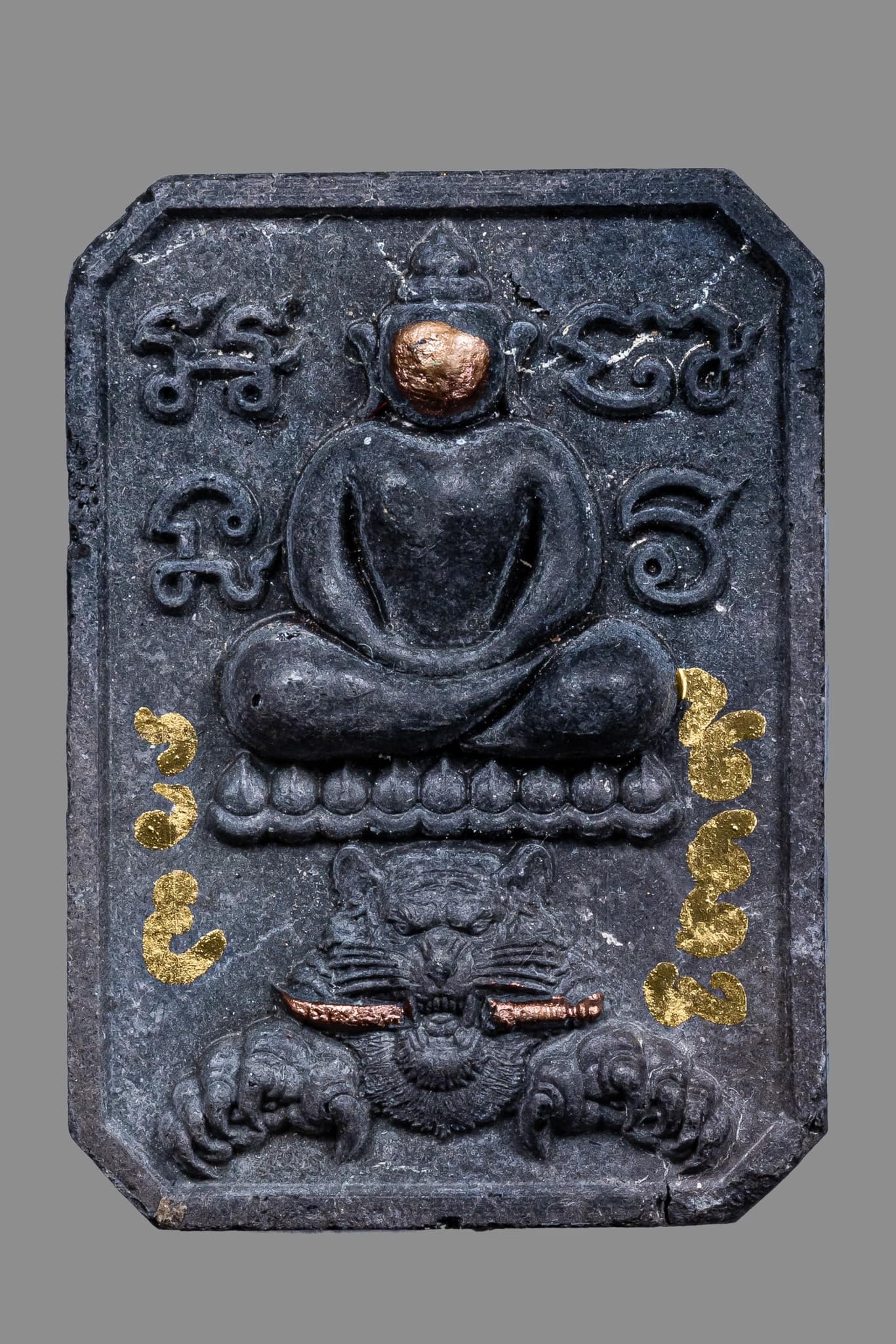 『泰國佛牌』黎逸府 瓦內薩馬奇 帕阿贊丁棟 神獸崇迪『虎咬劍』日全蝕限量版本 02240510