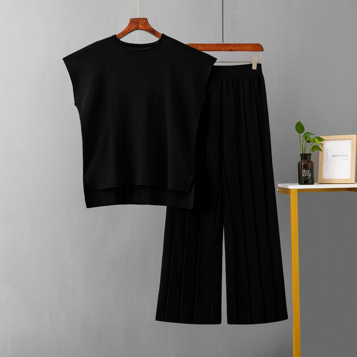Sleeveless knit suit in solid color (one-size-fits-all top + pants black)